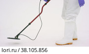 Man in white chemical protection suit holds metal detector. Стоковое видео, видеограф Aleksey Kidisyuk / Фотобанк Лори