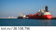 LPG Tanker loading in port of Saudi Arabia (2019 год). Редакционное фото, фотограф EugeneSergeev / Фотобанк Лори