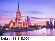 Гостиница Рэдиссон (бывшая гостиница Украина) на закате, Москва-река, Москва (2015 год). Редакционное фото, фотограф Baturina Yuliya / Фотобанк Лори
