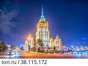 Гостиница Рэдиссон (бывшая гостиница Украина) в свете ночных фонарей, Москва (2017 год). Редакционное фото, фотограф Baturina Yuliya / Фотобанк Лори