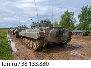 Колонна российских БМП-2 (боевая машина пехоты) перед выходом на полигон. Алабино (2020 год). Редакционное фото, фотограф Виктор Карасев / Фотобанк Лори