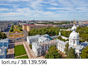 Городской пейзаж. Исторический центр. Вид на Шпалерную улицу, церковь Захарии и Елизаветы при Вдовьем Доме, площадь Растрелли, корпуса келий и других помещений Воскресенского Смольного Новодевичьего монастыря. Санкт-Петербург (2022 год). Редакционное фото, фотограф Сергей Афанасьев / Фотобанк Лори