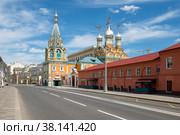 Москва. Храм Святителя Григория Неокесарийского в Дербицах. Ярко-красно-зеленое святилище в центре города. Старое историческое здание 1668 года постройки. (2021 год). Редакционное фото, фотограф Pukhov K / Фотобанк Лори