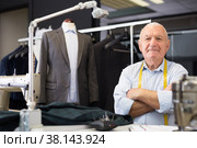 Portrait of an accomplished positive tailor with crossed arms in workshop. Стоковое фото, фотограф Яков Филимонов / Фотобанк Лори