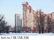 Жилой комплекс на пересечении Ленинского и Дачного проспектов в зимнее время года, Санкт-Петербург (2021 год). Редакционное фото, фотограф Кекяляйнен Андрей / Фотобанк Лори