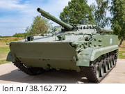 БМП-3 (боевая машина пехоты) крупным планом солнечным летним днем. Вид спереди. Алабино (2022 год). Редакционное фото, фотограф Виктор Карасев / Фотобанк Лори