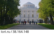 Государственный музей Павловск осенью. Люди на Тройной липовой аллее. State museum Pavlovsk in autumn. People on the Triple Lime Avenue. (2021 год). Редакционное видео, видеограф Евгений Романов / Фотобанк Лори
