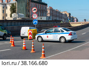 Машина ДПС перегораживает проезд на Литейный мост. Санкт-Петербург (2019 год). Редакционное фото, фотограф Александр Щепин / Фотобанк Лори