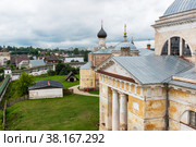 Борисоглебский монастырь. Восточный портик собора Бориса и Глеба. Вид со Свечной (Библиотечной) башни. Торжок (2021 год). Стоковое фото, фотограф Александр Щепин / Фотобанк Лори