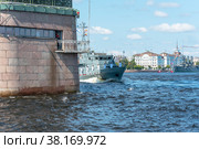 Рейдовый тральщик "РТ-57" проекта 10750 проходит под Литейным мостом. Санкт-Петербург (2019 год). Редакционное фото, фотограф Александр Щепин / Фотобанк Лори