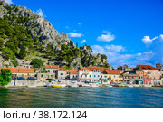 View of the Cetina river and the ancient Mirabella fortress in the town of Omis (2015 год). Редакционное фото, фотограф Михаил Аккуратoв / Фотобанк Лори