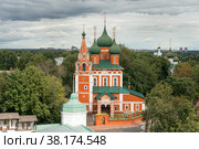 Гарнизонная церковь Архангела Михаила. Вид с колокольни Спасо-Преображенского монастыря. Золотое кольцо. Ярославль, Россия (2020 год). Стоковое фото, фотограф Pukhov K / Фотобанк Лори
