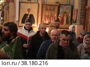 Люди в очереди к мощам и иконе преподобного Сергия Радонежского, фотография стилизована (2022 год). Редакционное фото, фотограф Дмитрий Неумоин / Фотобанк Лори