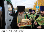 Монах Троице-Сергиевой лавры увозит ковчег с мощами преподобного Сергия Радонежского (2022 год). Редакционное фото, фотограф Дмитрий Неумоин / Фотобанк Лори