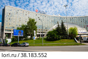 AZIMUT Сити Отель Олимпик Москва в солнечный летний день. Москва. Россия (2022 год). Редакционное фото, фотограф E. O. / Фотобанк Лори