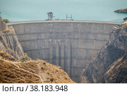 Вид на арочную плотину Чиркейской ГЭС и водохранилище. Солнечный день. Окрестности поселка Дубки, Дагестан, Россия. Стоковое фото, фотограф Сергей Цепек / Фотобанк Лори