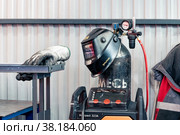 Equipment for gas welding in the workshop: mask, cylinders with a pressure gauge (2022 год). Редакционное фото, фотограф Евгений Харитонов / Фотобанк Лори