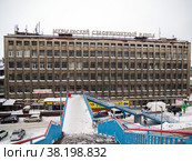 Вид на здание Мурманского судоремонтного завода (2022 год). Редакционное фото, фотограф Вячеслав Палес / Фотобанк Лори