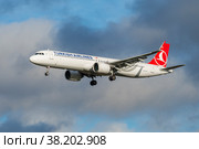 Самолет Airbus A321neo (TC-LSN) авиакомпании "Turkish Airlines" на фоне облачного неба (2020 год). Редакционное фото, фотограф Виктор Карасев / Фотобанк Лори