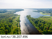 Вид сверху на водный канал и водохранилище летним вечером. Стоковое фото, фотограф Pukhov K / Фотобанк Лори