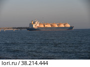Танкер-перевозчик сжиженного природного газа при погрузке на морском терминале СПГ. Сахалин. Стоковое фото, фотограф syngach / Фотобанк Лори