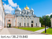 Софийский собор в летний солнечный день. Новгородский детинец (Новгородский кремль). Великий Новгород. Россия (2022 год). Редакционное фото, фотограф E. O. / Фотобанк Лори