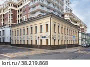 Corner of 2nd Khvostov Lane and Malaya Polyanka Street, a reconstructed 19th-century urban estate near the modern Onegin residential complex: Moscow, Russia - August 19, 2022. Редакционное фото, фотограф Алексей Голованов / Фотобанк Лори