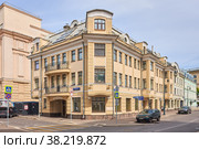 Corner of Brodnikov Lane and Malaya Yakimanka Street, a view of a modern residential building built in the old style in 2002: Moscow, Russia - August 19, 2022. Редакционное фото, фотограф Алексей Голованов / Фотобанк Лори