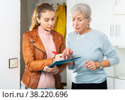 Older woman answering questions of female interviewer at home. Стоковое фото, фотограф Яков Филимонов / Фотобанк Лори