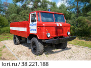 Пожарный автомобиль АЦ-30 Лесоохраны России на базе ГАЗ-66 солнечным летним днем. Выставка лесной техники. Шарья, Костромская область (2022 год). Редакционное фото, фотограф Виктор Карасев / Фотобанк Лори