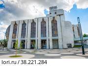 Здание новгородского академического театра драмы имени Ф. М. Достоевского. Великий Новгород. Россия (2022 год). Редакционное фото, фотограф E. O. / Фотобанк Лори
