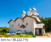 Церковь Бориса и Глеба в Плотниках (Борисоглебская церковь) в летний день. Великий Новгород. Россия (2022 год). Редакционное фото, фотограф E. O. / Фотобанк Лори