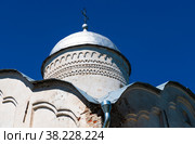 Купол церкви Климента на фоне синего неба в летний солнечный день (крупный план). Великий Новгород. Россия (2022 год). Редакционное фото, фотограф E. O. / Фотобанк Лори
