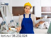 Portrait of questionable woman builder with documentation. Стоковое фото, фотограф Яков Филимонов / Фотобанк Лори