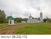 Часовенный столп и Казанская церковь. Село Константиново, Рязанская область (2022 год). Редакционное фото, фотограф Сергей Афанасьев / Фотобанк Лори