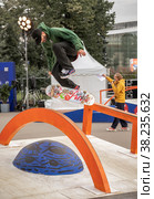 Международный фестиваль экстремального спорта Grand Skate Tour 2022 на ВДНХ в городе Москве. Финал соревнований по скейтбордингу среди мужчин.  Трюк выполняет спортсмен из  Израиля Noam Beer. Редакционное фото, фотограф Наталья Николаева / Фотобанк Лори