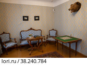 House-museum of the poet N.A. Nekrasov. Living room interior with upholstered furniture and card table (2022 год). Редакционное фото, фотограф Юлия Бабкина / Фотобанк Лори