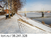 Савеловский мост через Волгу в городе Кимры Тверской области, Россия. Вид с набережной Фадеева в зимний день. Архитектура, здания и живописная природа. Пейзаж Кимр (2021 год). Стоковое фото, фотограф Pukhov K / Фотобанк Лори