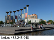 Фонтанный комплекс «Музыка Славы» на площади Славы в городском районе Кузьминки Москвы (2021 год). Редакционное фото, фотограф Free Wind / Фотобанк Лори
