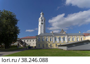 Евфимьевская часозвоня (башня с часами) в Новгородском кремле. Башня имеет заметный наклон относительно вертикали. Великий Новгород, солнечный день в сентябре. (2022 год). Стоковое фото, фотограф Сергей Рыбин / Фотобанк Лори