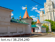 Подворье Афонского Пантелеимонова монастыря (Афонское подворье). Улица Гончарная. Москва. Россия (2022 год). Редакционное фото, фотограф E. O. / Фотобанк Лори