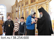 Епископ Балашихинский и Орехово-Зуевский Николай в Казанском храме города Павловского Посада наградил матушек священнослужителей, имеющих пятерых и более детей (2022 год). Редакционное фото, фотограф Дмитрий Неумоин / Фотобанк Лори