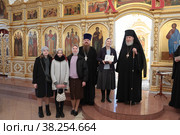 Епископ Балашихинский и Орехово-Зуевский Николай в Казанском храме города Павловского Посада наградил матушек священнослужителей, имеющих пятерых и более детей (2022 год). Редакционное фото, фотограф Дмитрий Неумоин / Фотобанк Лори