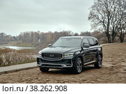 Автомобиль Geely Monjaro (KX11) на каменной дороге в России. Город Вологда 27 октября 2022 год. Редакционное фото, фотограф Дмитрий Бачтуб / Фотобанк Лори