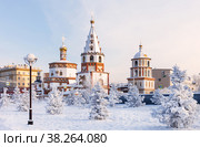 Irkutsk on frosty winter day. View from city park with white snow-covered trees to the beautiful Bogoyavlensky Baroque Cathedral - the architectural symbol of the city. Scenic winter cityscape (2021 год). Стоковое фото, фотограф Виктория Катьянова / Фотобанк Лори