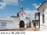 Россия, Уральский федеральный округ, Сибирь, Тюменьская область, святые ворота в Абалакский Свято-Знаменский монастырь, Православный мужской монастырь Русской православной церкви в Тобольской и Тюменской епархии. Расположен в селе Абалак на правом берегу Иртыша в 20 км от Тобольска (2018 год). Стоковое фото, фотограф Александр Циликин / Фотобанк Лори