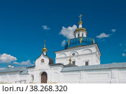 Россия, Уральский федеральный округ, Сибирь, Тюменьская область, вход в  Абалакский Свято-Знаменский монастырь, Православный мужской монастырь Русской православной церкви в Тобольской и Тюменской епархии. Расположен в селе Абалак на правом берегу Иртыша в 20 км от Тобольска (2018 год). Стоковое фото, фотограф Александр Циликин / Фотобанк Лори
