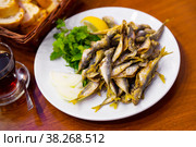 Dietary mullet fish. Fried fish in a plate with parsley and lemon. Стоковое фото, фотограф Яков Филимонов / Фотобанк Лори