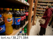 Продажа напитков пепси, кола, фанта в магазина города Москвы, Россия (2022 год). Редакционное фото, фотограф Николай Винокуров / Фотобанк Лори