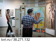 Ночь музеев в Балашихинской картинной галерее, художник Рина Гри и Павел Боркунов (2022 год). Редакционное фото, фотограф Дмитрий Неумоин / Фотобанк Лори